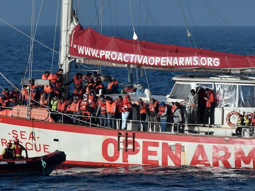 Open Arms, sbarcano i minori. Salvini: "Precedente pericoloso"