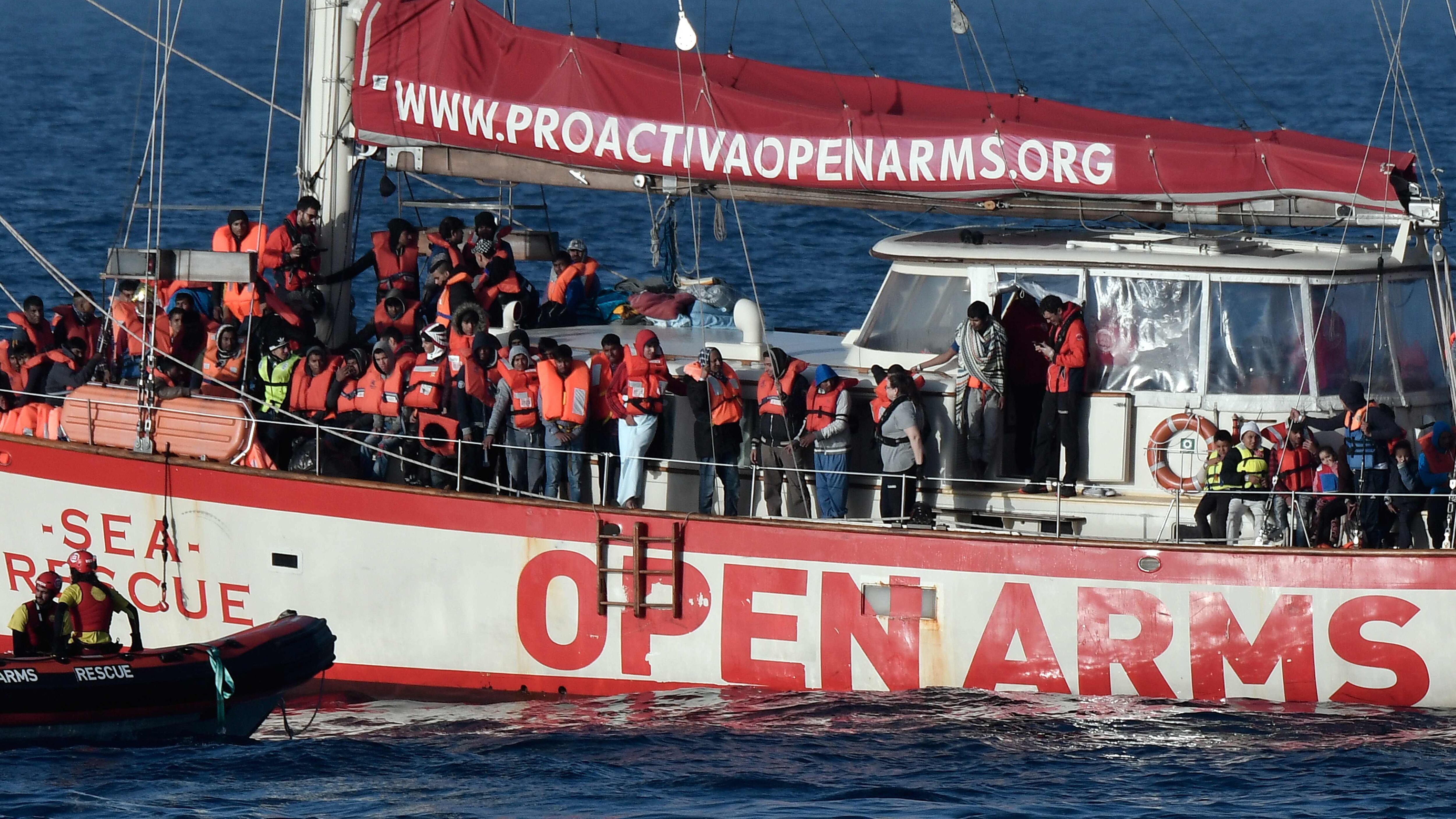 Open Arms, sbarcano i minori. Salvini: "Precedente pericoloso"