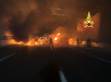Inferno di fuoco sulla A1. Banda armata tenta di rapinare un portavalori 1