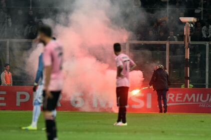 Alta tensione al Barbera: Palermo-Lazio sospesa più volte 12