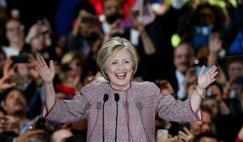 Hillary festeggia la vittoria 1