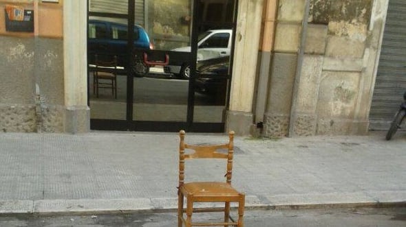 Multe salate per chi occupa un posto auto con la sedia