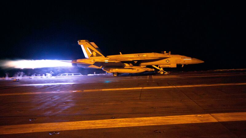 MAR ROSSO (12 gennaio 2024) La USS Dwight D. Eisenhower (CVN 69) conduce operazioni di volo in risposta all'aumento del comportamento maligno degli Houthi sostenuti dall'Iran nel Mar Rosso, 12 gennaio 2024.