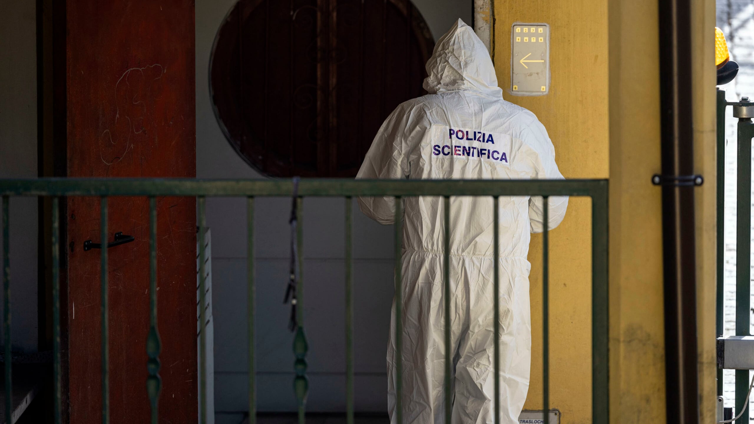 Giallo a Napoli, donna trovata morta con il cappuccio sulla testa