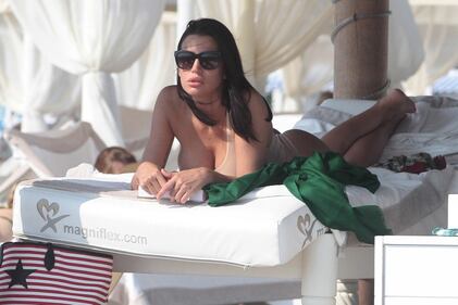 Claudia Galanti e i figli in spiaggia a Marina Di Pietrasanta 1