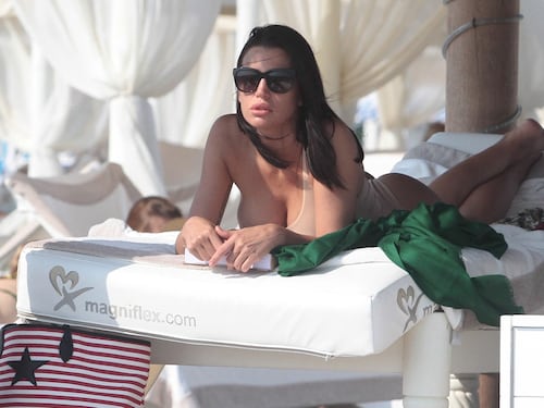 Claudia Galanti e i figli in spiaggia a Marina Di Pietrasanta