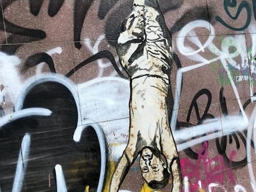 Salvini appeso come Mussolini: il murales choc che indigna Torino