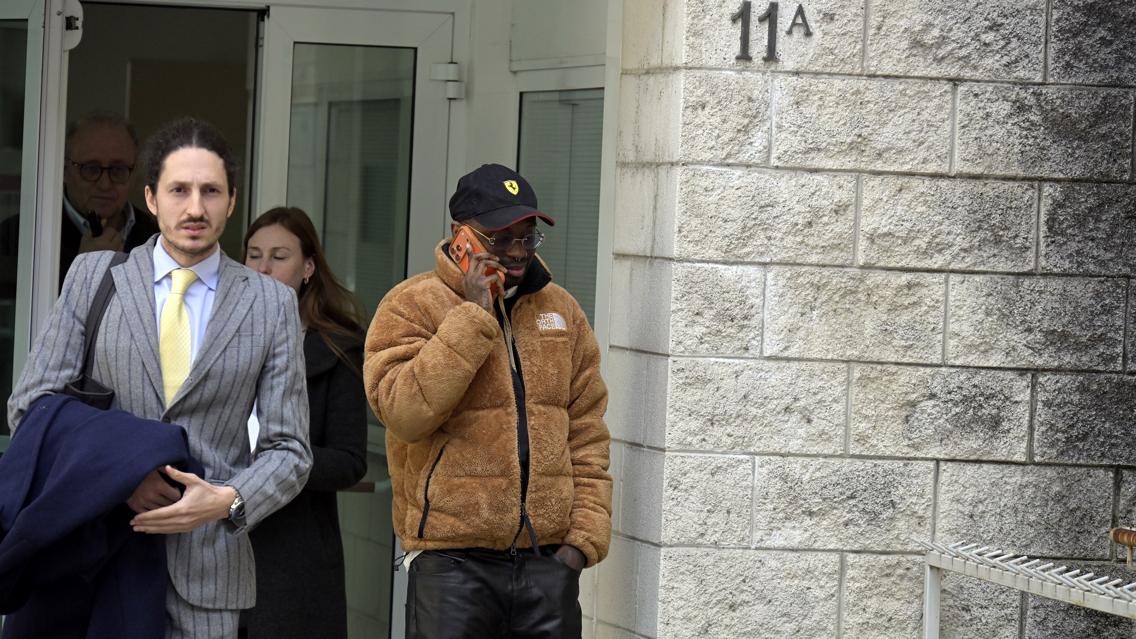 Bello Figo alla sbarra: il rapper finisce a processo per abusi sessuali su una minorenne