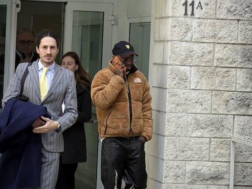 Bello Figo alla sbarra: il rapper finisce a processo per abusi sessuali su una minorenne