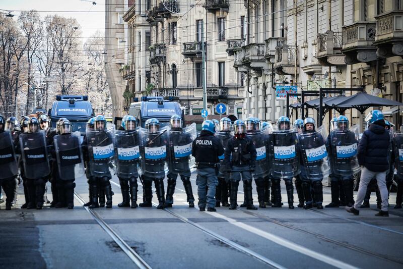 Bombe carta, fumogeni e pestaggi: Torino nella morsa degli anarchici 2