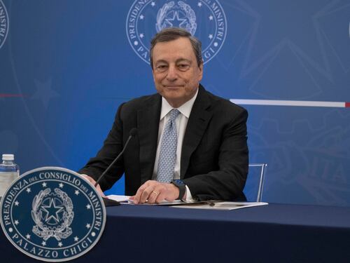 Draghi da Mattarella chiude il caso Conte "Niente governo senza i Cinque stelle: avanti fino alla fine"