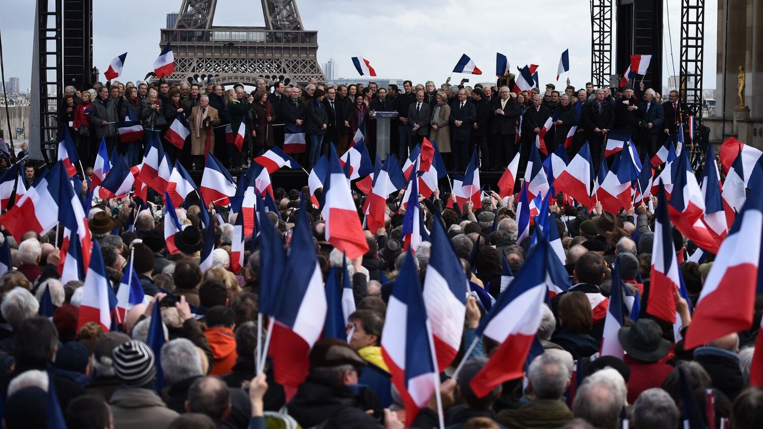 Migliaia in piazza per Fillon: "Non sono solo, il Paese si risveglierà"