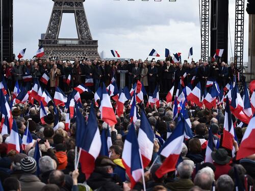 Migliaia in piazza per Fillon: "Non sono solo, il Paese si risveglierà"