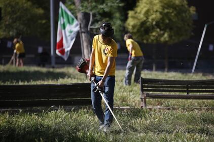 Rifiuti, i militanti dem puliscono le strade di Roma 16