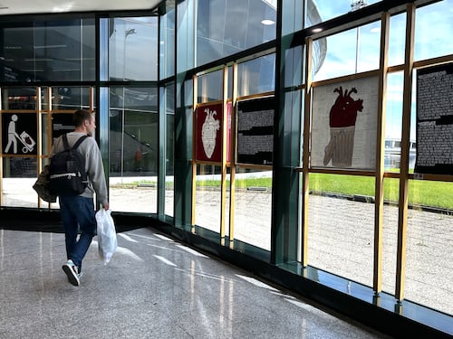 Gli "Orizzonti Paralleli" dell’artista Kuruvilla in mostra a Malpensa