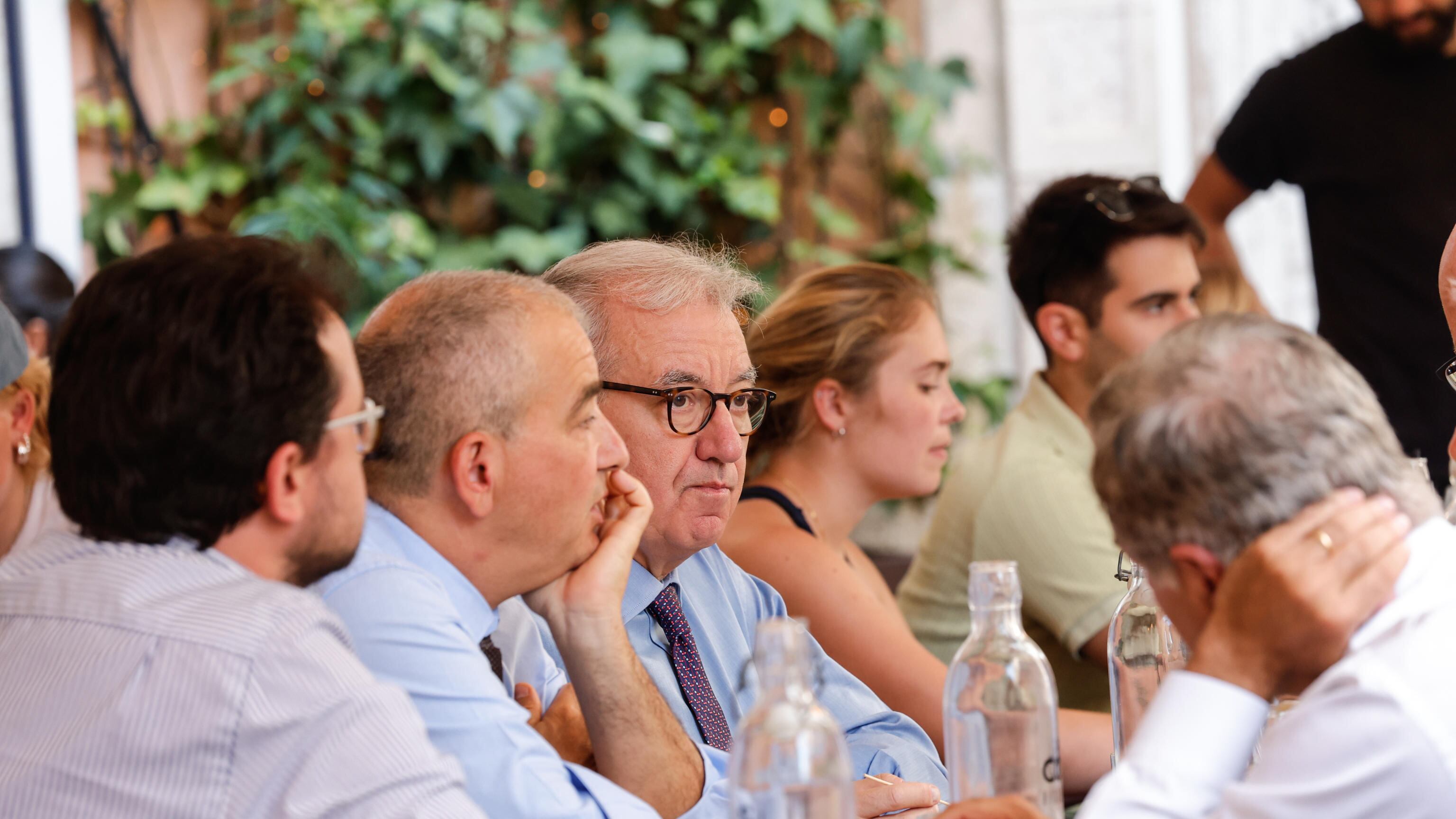 Quel pranzo in centro dei suoi fedelissimi per oliare la macchina