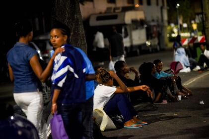 Migranti, l'hub di via Sammartini al collasso 3