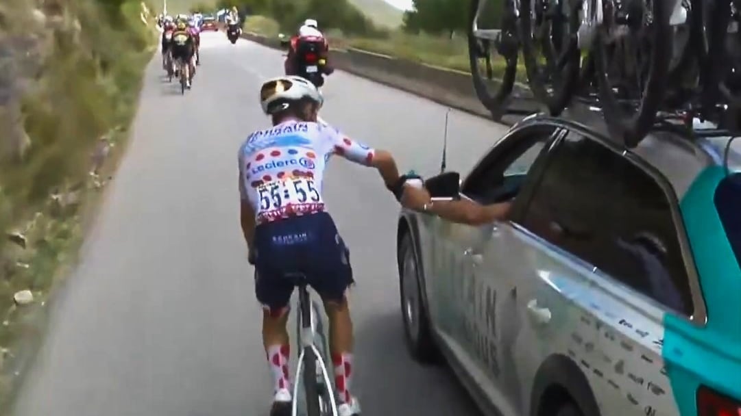 Tour de France, bufera su Martinez. Cos'è il trucco della "borraccia collosa" sanzionato