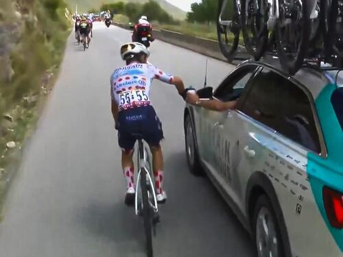 Tour de France, bufera su Martinez. Cos'è il trucco della "borraccia collosa" sanzionato