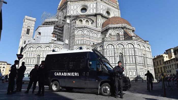 Quattro contro uno, aggressione choc: turista a terra privo di sensi