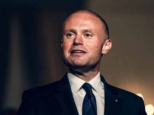 Guai per Muscat: manifestanti lo blocano in Parlamento