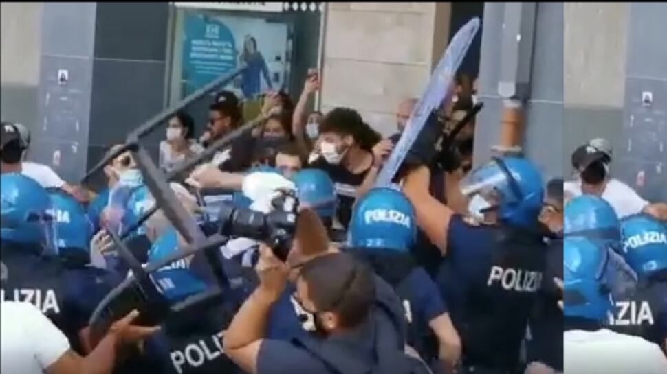 Sassi e sedie sui poliziotti: scatta l'odio rosso su Salvini