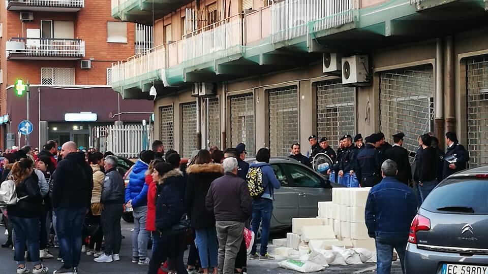 Barricate a Taranto contro i migranti