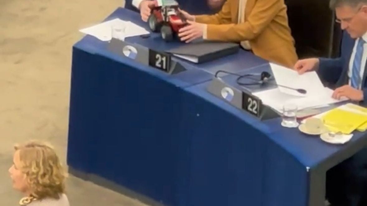Un trattore contro la Ue, la protesta dell'eurodeputato della Lega: cos'è successo