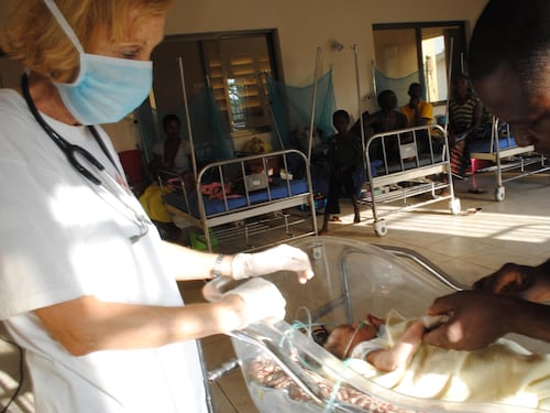 Oms: "L'ebola avanza a una velocità che non riusciamo a controllare"