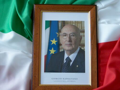 Che fine faranno le foto di Napolitano esposte negli uffici pubblici?