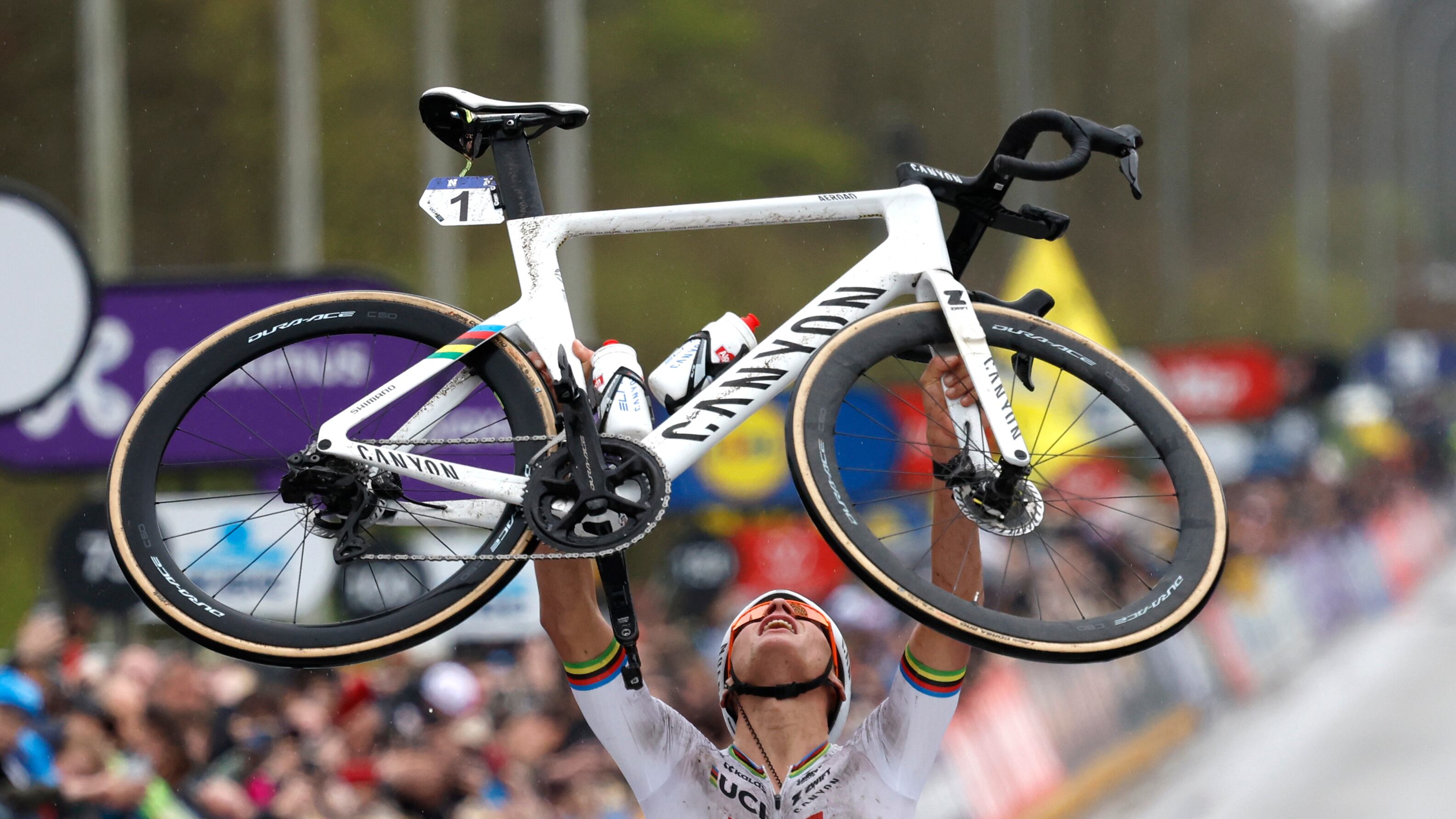 Fiandre, i tifosi tirano birra contro Van der Poel. Lui vince lo stesso