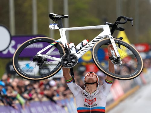 Fiandre, i tifosi tirano birra contro Van der Poel. Lui vince lo stesso