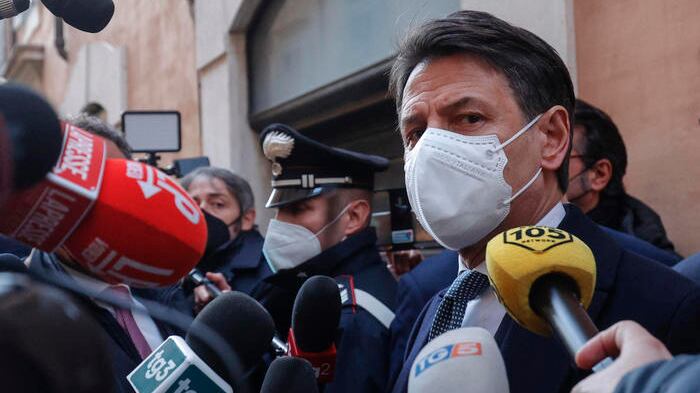 Conte, tra l'ombra di Di Maio e il tracollo nei sondaggi