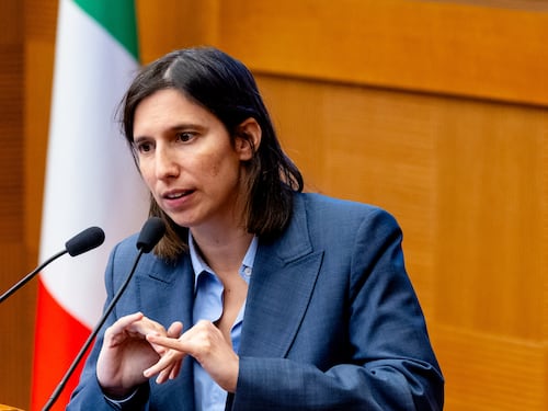 Il piano di Elly per le primarie: sfida a due e voto dopo l’estate