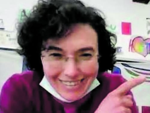 “Peccato che se la sia cavata”: sui social commenti choc sulla prof accoltellata. Ma la foto è quella sbagliata