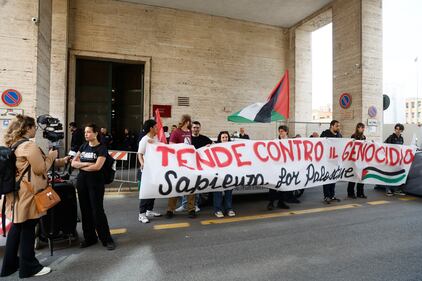 Tende anti-Israele alla Sapienza: il campeggio dei collettivi rossi 16