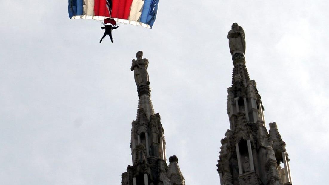 Duomo, paracadutista beffa i controlli