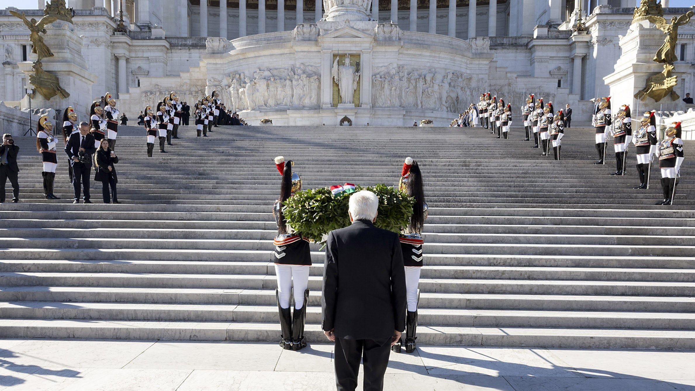 Mattarella e Meloni all'Altare della Patria per l'anniversario della Liberazione. La premier: "Amore per libertà unico antidoto a totalitarismi"
