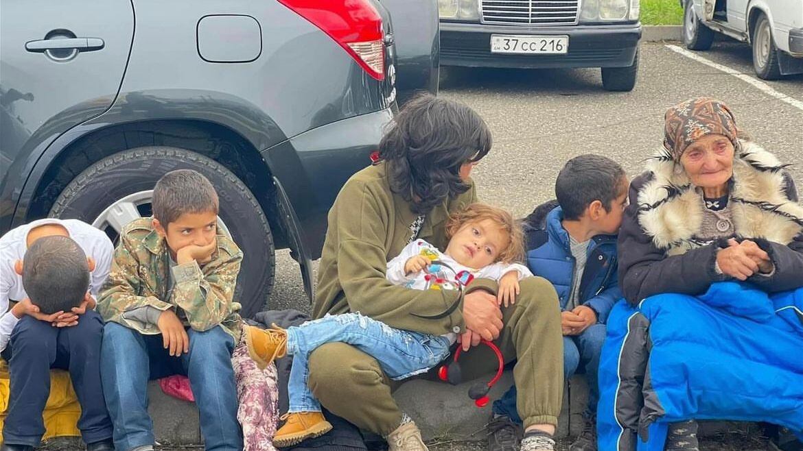 Nagorno Karabakh, l'esodo dei profughi armeni: "Abbiamo paura, ma siamo forti"