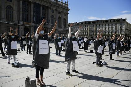 Torino, la protesta degli infermieri con striscione davanti alla Regione Piemonte. 1