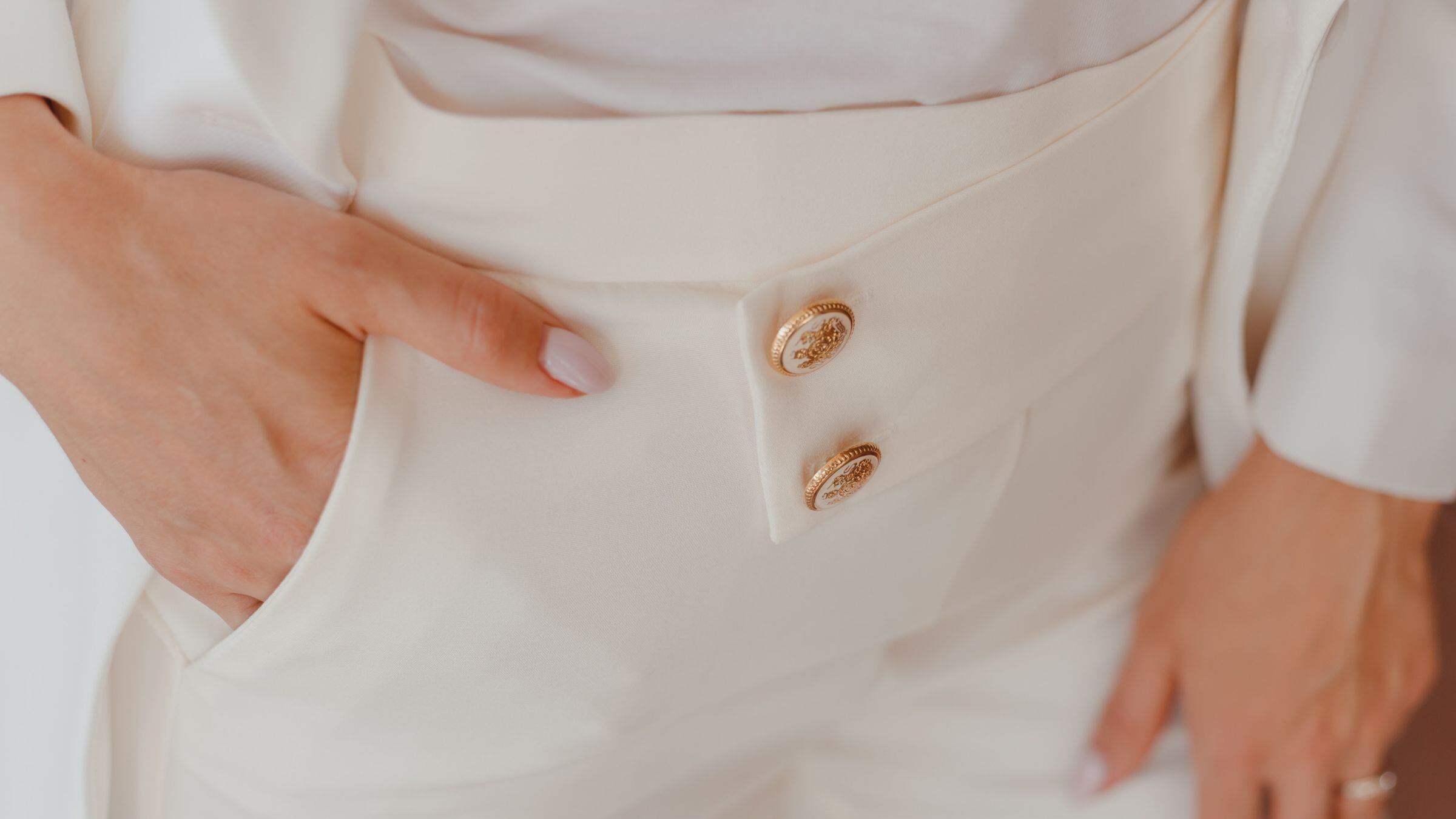 Pantaloni bianchi da donna: i migliori modelli per l'estate 2023