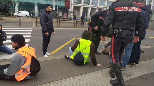 Ultima generazione blocca il traffico di Milano 4