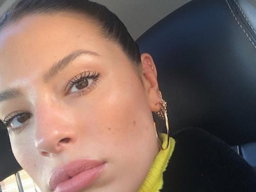 Ashley Graham cambia il pannolino al supermercato: è polemica