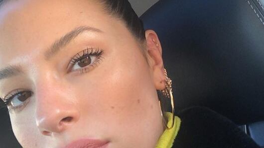 Ashley Graham cambia il pannolino al supermercato: è polemica