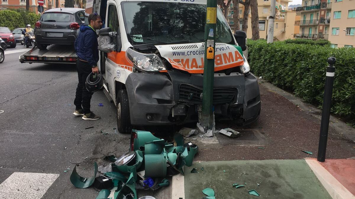 Imperia, ambulanza si schianta contro un palo