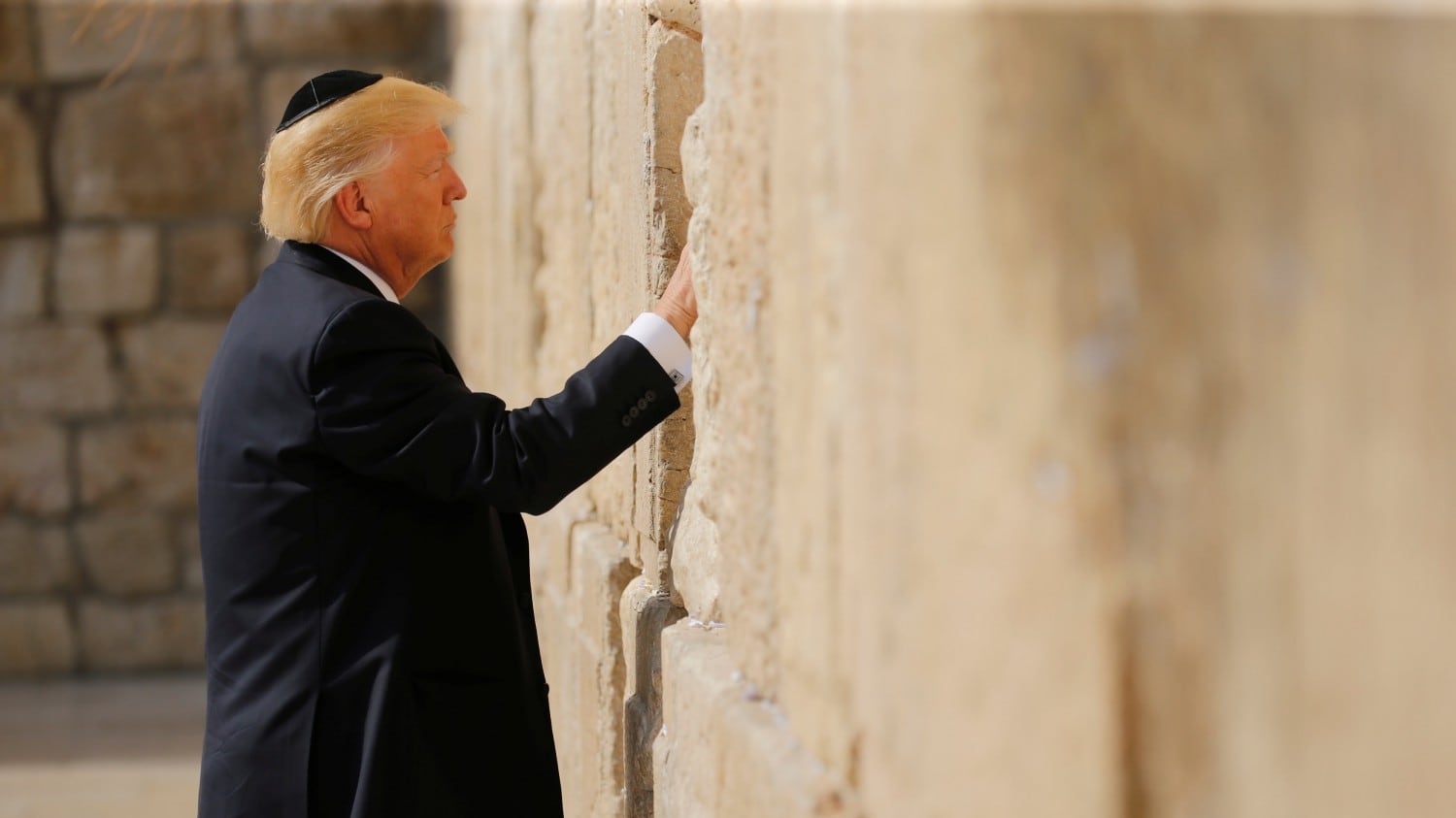 Trump prega al Muro del pianto: "Arrivare alla pace è possibile"