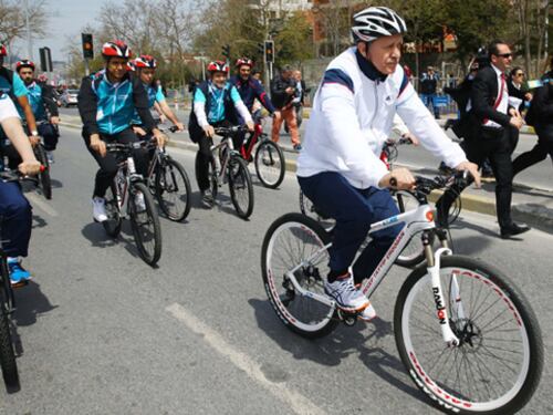 Erdogan ciclista preso in "giro": "Scendi, fai ridere"