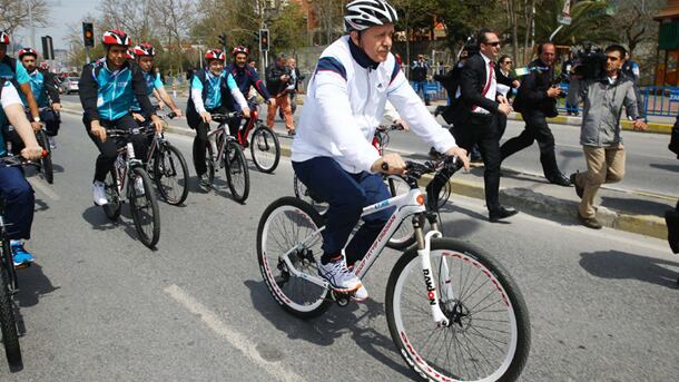 Erdogan ciclista preso in "giro": "Scendi, fai ridere"