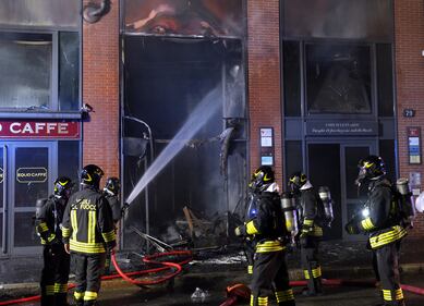 Vigili del fuoco a lavoro per spegnere l'incendio in un magazzino cinese a Milano 10