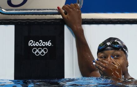 Simone Manuel fa la storia: prima afroamericana a vincere l'oro nel nuoto. Le lacrime di gioia 5